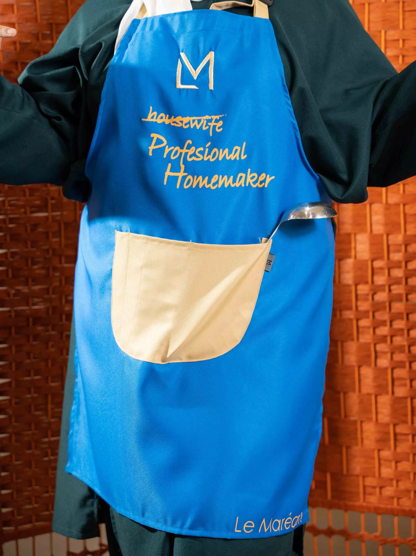 NEW EXCLUSIVE APRON
